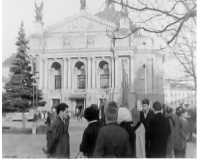 Комсомол вшановує пам'ять вождя - вінки