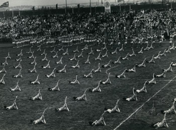 Масовий виступ гімнасток на спортивному святі на стадіону СКА 2