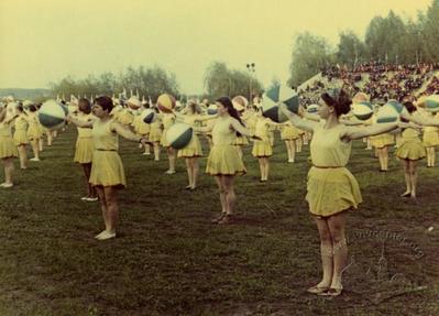 Вправи з м'ячем. Виступ гімнасток на спортивному святі на стадіоні "Юність" в Парку ім. Б. Хмельницького