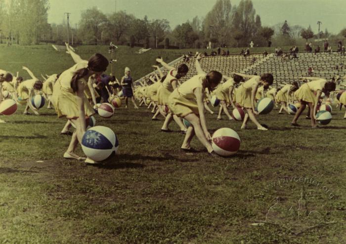 Репетиція виступу гімнасток з м'ячем на стадіоні "Юність" в Парку ім. Б. Хмельницького 2