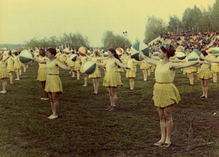 Вправи з м'ячем. Виступ гімнасток на спортивному святі на стадіоні "Юність" в Парку ім. Б. Хмельницького 2