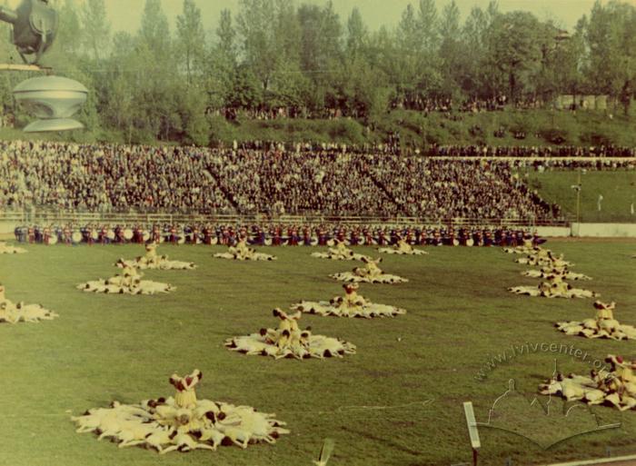 Спортивно-гімнастична композиція у виконанні львівських гімнасток на стадіоні "Юність" у парку ім. Б. Хмельницького 2