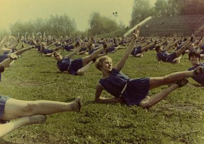 Гімнастичні вправи на стадіоні "Юність" в Парку культури та відпочинку ім. Б. Хмельницького