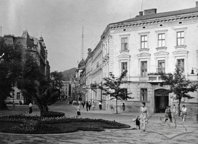 Клумба в підніжжі головної алеї парку ім. І. Франка