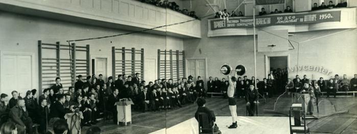 Спортивний зал Добровільного спортивного товариства "Локомотив" на вулиці Федьковича, 30 у 1950 році 2