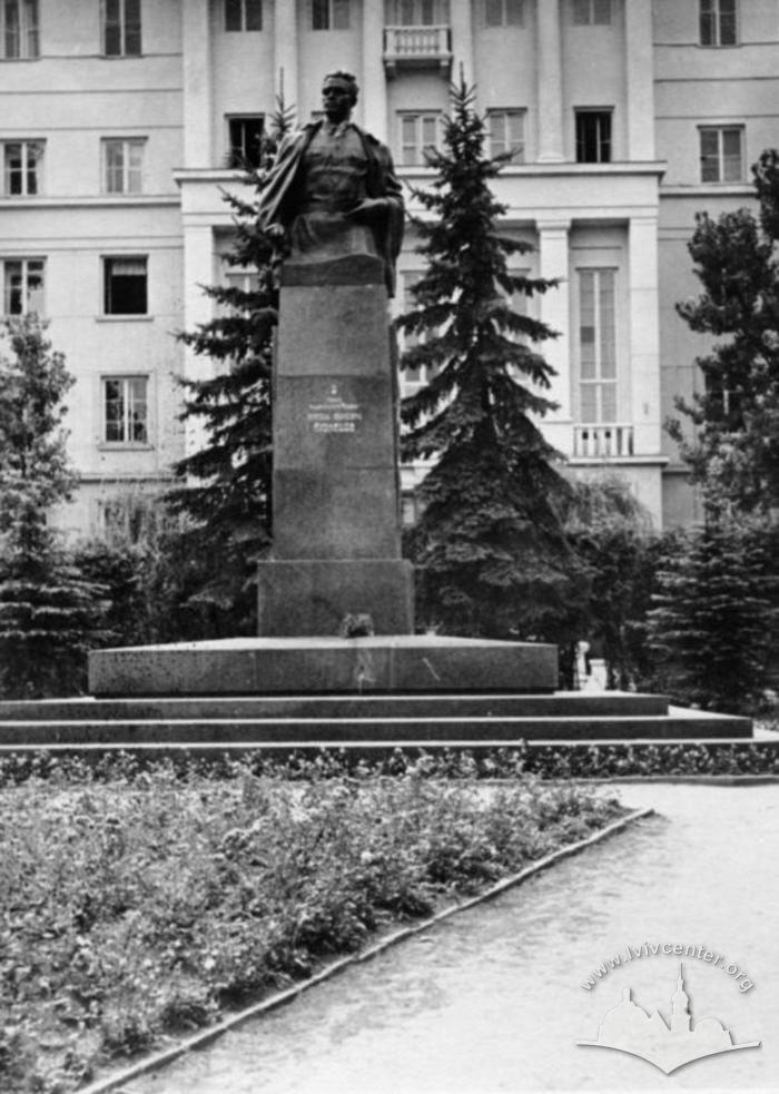 Monument to Nikolai Kuznietsov at the crossroads of Instytutska (Sventsitskoho street now), Ivana Franka and Parkova streets 2