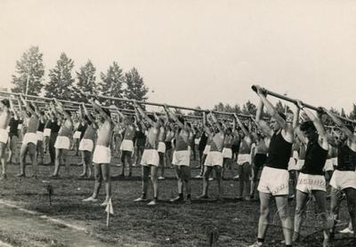 Виступ гімнастів з шестами на спортивному святі на стадіоні СКА