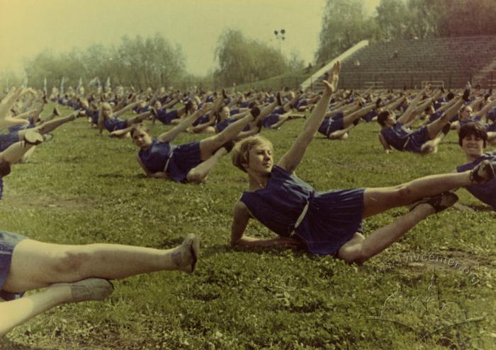 Гімнастичні вправи на стадіоні "Юність" в Парку культури та відпочинку ім. Б. Хмельницького 2