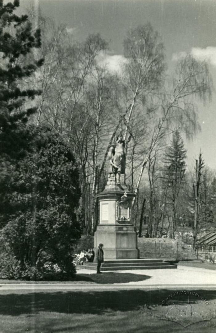 Monument to Jan Kilinski in Striyskyi park 2