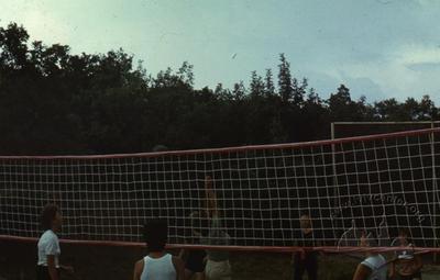 Гра у волейбол на майданчику спортивно-оздоровчого табору "Політехнік"