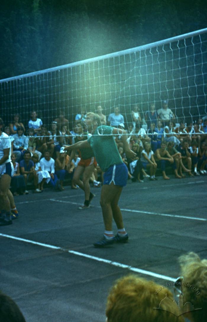 Вечірня гра у волейбол у спортивно-оздоровчому таборі "Політехнік" 2