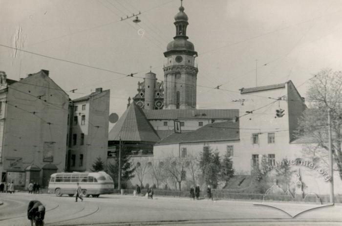 Crossroads of Lenina and Radianska streets (Lychakisvka and Vynnychenka streets now) 2