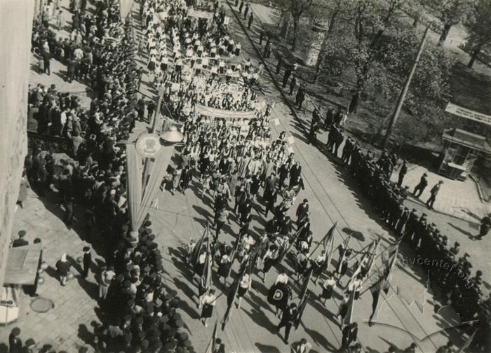 Festive demonstration on 1 Travnia street (Svobody avenue) 2