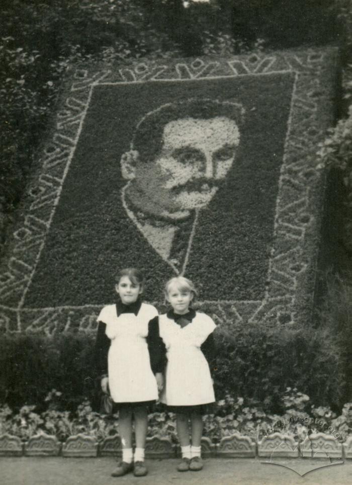 Schoolgirls near the flowerbed in the form of a portrait of Ivan Franko in the self-titled park 2