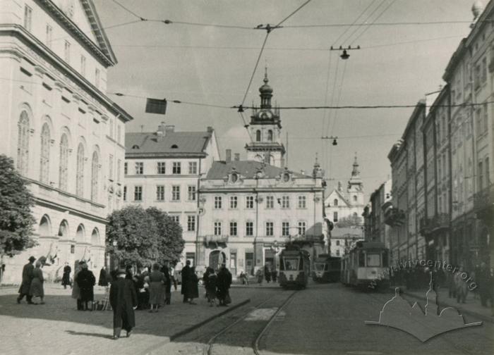 Trams on Rynok square 2