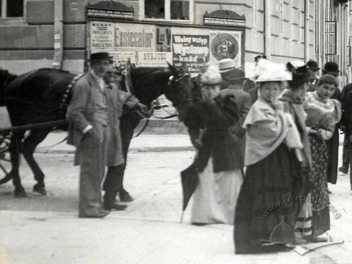 People at the corner of Kostiushka and Mitskevycha streets 2