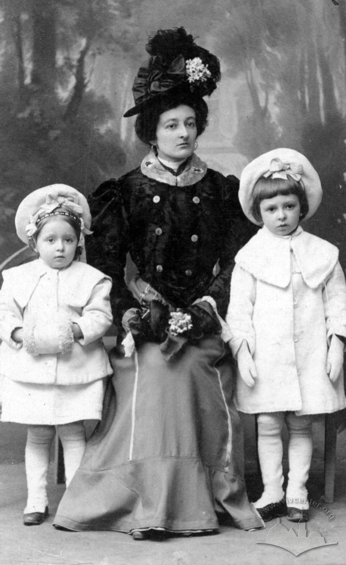 Portrait of a woman with children 2