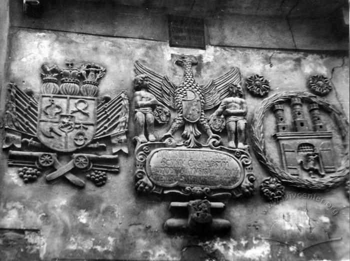 Старовинні герби на стіні Міського арсеналу (тепер Музей зброї) 2