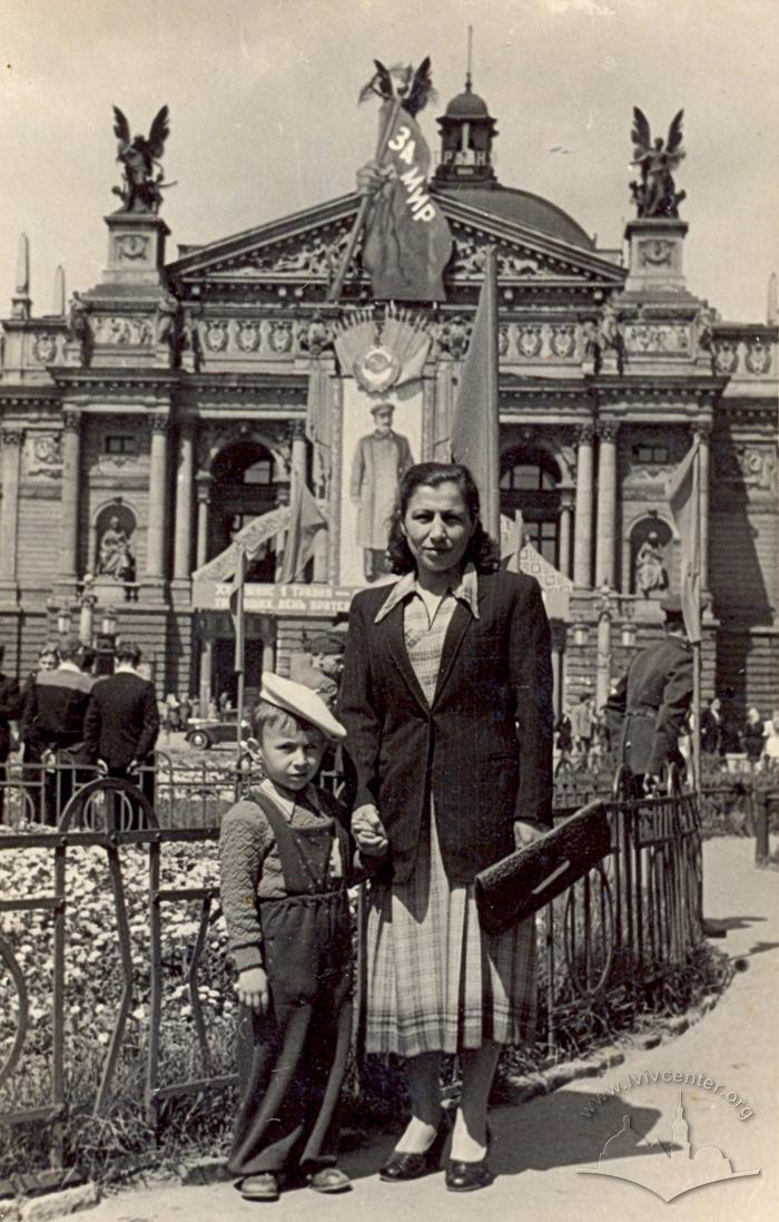 People on the square in front of the Opera House 2