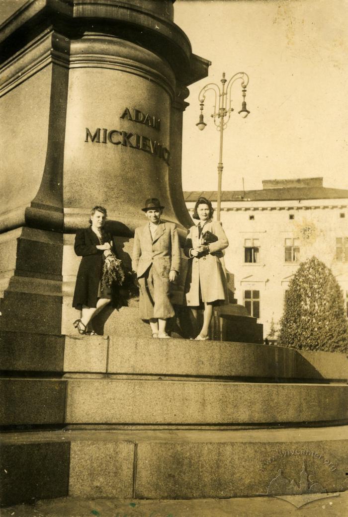 Lviv citizens near the monument to Mickiewicz 2