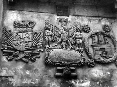 Старовинні герби на стіні Міського арсеналу (тепер Музей зброї)