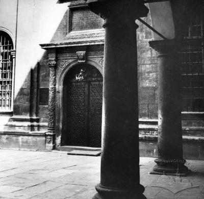 Подвір'я Успенської церкви, портал каплиці Трьох Святителів