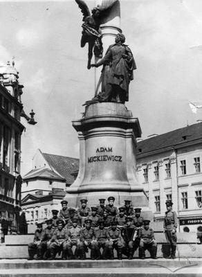 Група радянських військових біля пам'ятника Міцкевичу