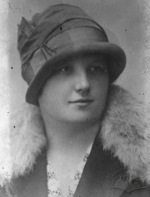 Портрет молодої жінки в капелюшку