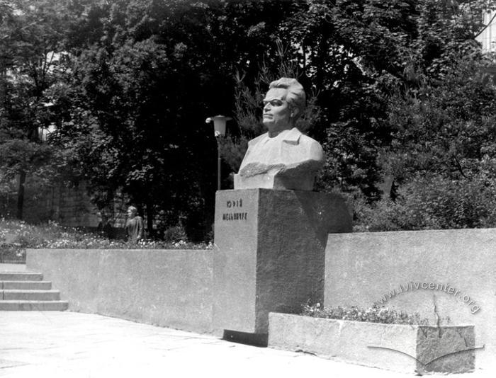 Monument to Yurii Melnychuk 2