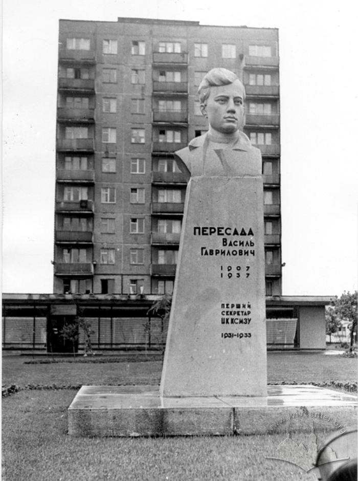 Пам'ятник першому секретарю ЦК КСМЗУ Василю Пересаді на Майорівці 2