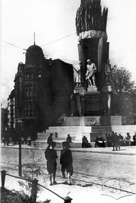 Вид на пам'ятник Радянської Конституції