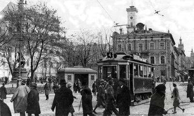 Трамвай на фоні “Віденської” кавярні