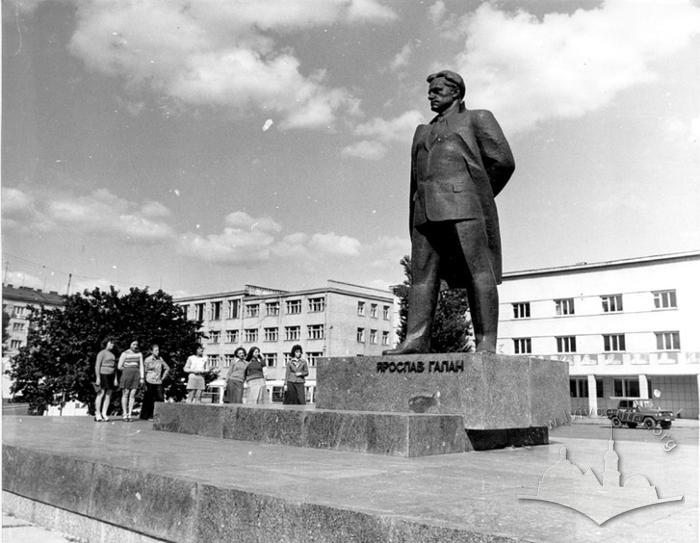 Пам'ятник Ярославу Галану 2