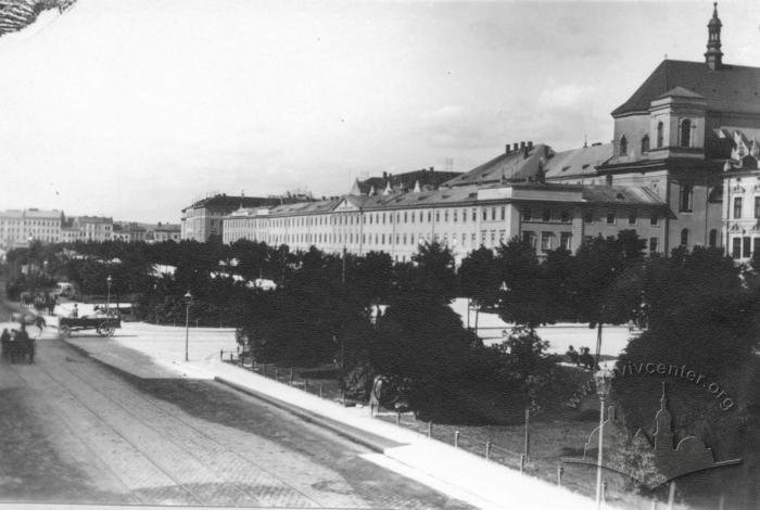 Svobody avenue with view on governial administration building 2