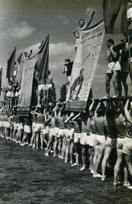 Пропагандистсько-гімнастична композиція у виконанні львівських спортсменів під час відкриття спортивного свята на стадіоні СКА