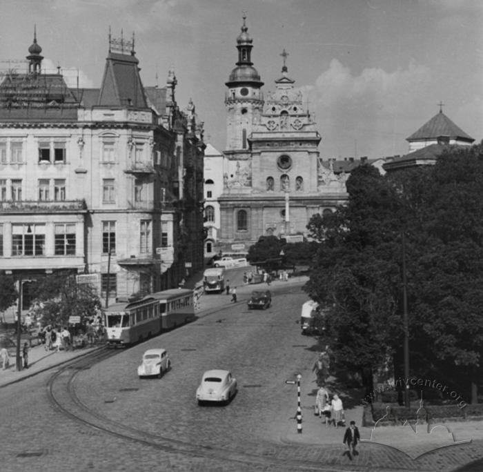 Halytska square 2