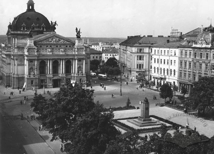 View of Lenin avenue and the monument to Lenin 2