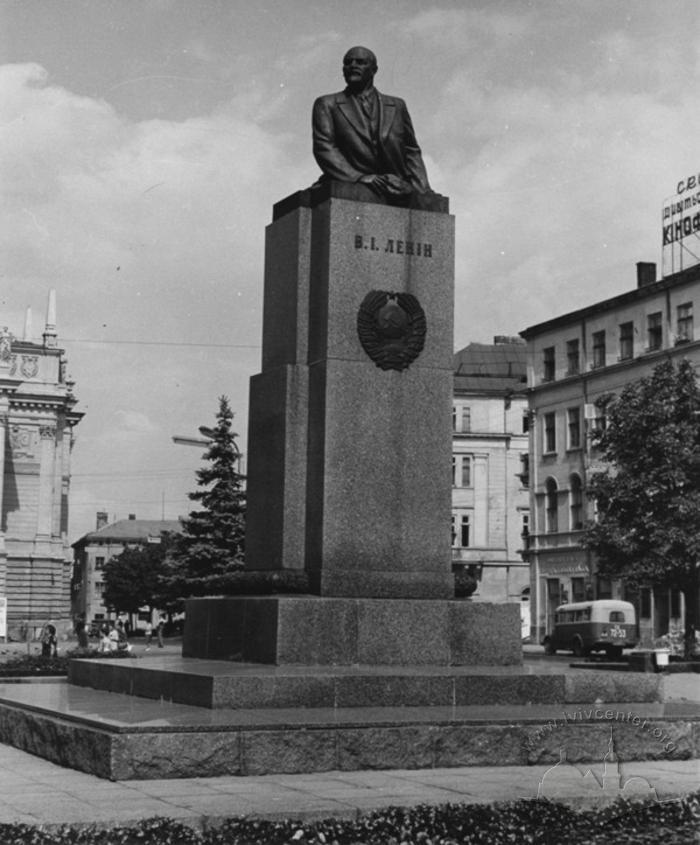 Вид на пам'ятник В.Леніну 2
