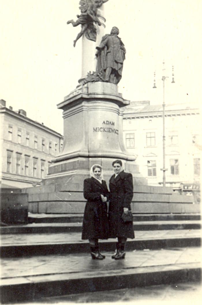 Фото на пам'ять біля пам'ятника Адаму Міцкевичу 2