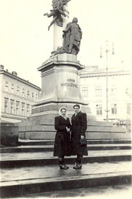 Фото на пам'ять біля пам'ятника Адаму Міцкевичу