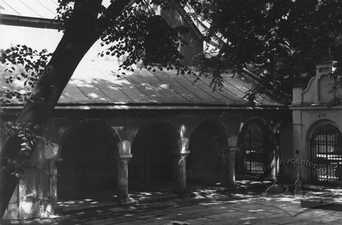 Давня аркада у подвір'ї Вірменської церкви 2