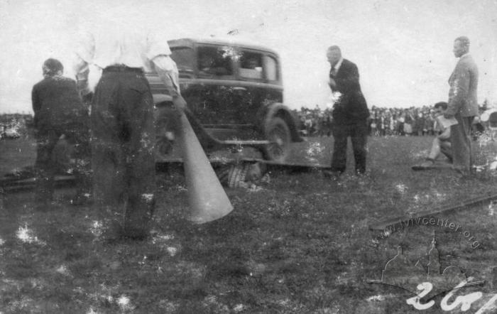 Demonstrative performance of Michal Zaremba - lifting a car 2