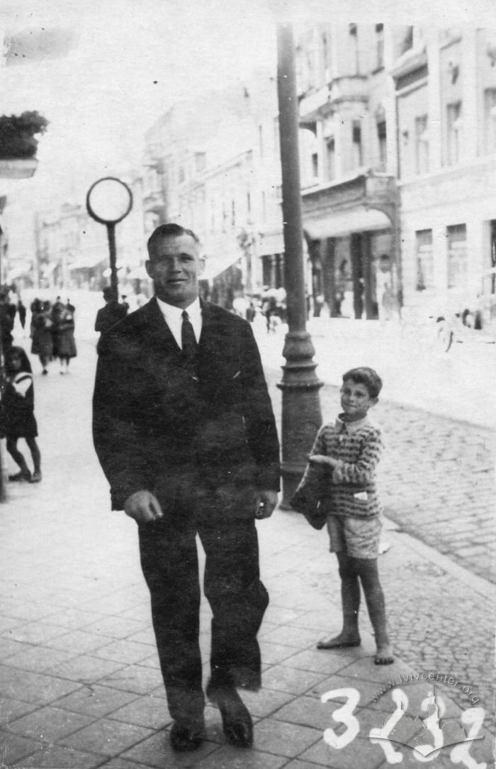 Ukrainian wrestler Vasyl Masliuk (Michal Zaremba) on a Warsaw street 2