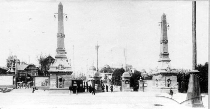 Main entrance to Stryiskyi park from Poniatkovskoho street 2