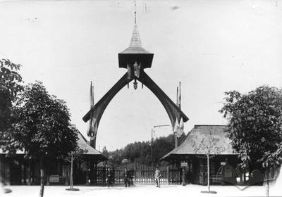 Main entrance to Stryiskyi park from Parkova street