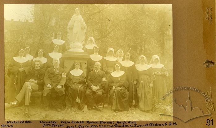 Група лікарів та сестер милосердя в саду Шпиталя Червоного Хреста 2