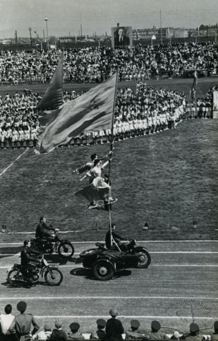 Моторизована гімнастична композиція у виконанні львівських спортсменів на відкритті спортивного свята на стадіоні СКА 2