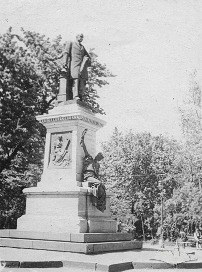 Monument to Count Agenor Gołuchowski 2