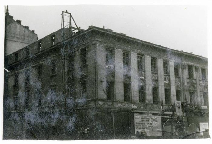 Зруйнований будинок на розі вулиць Коперника та пр. Свободи 2