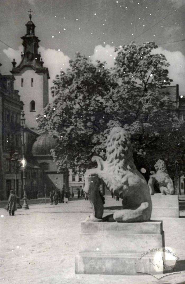 Леви біля головного входу до львівської ратуші 2